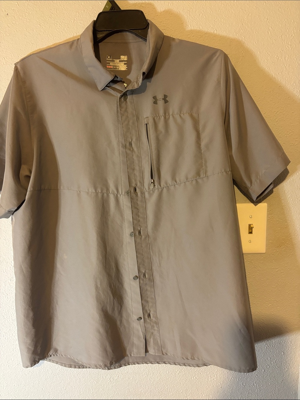 Under Armour Men's Short-Sleeve Button-Up Shirt in Light Gray